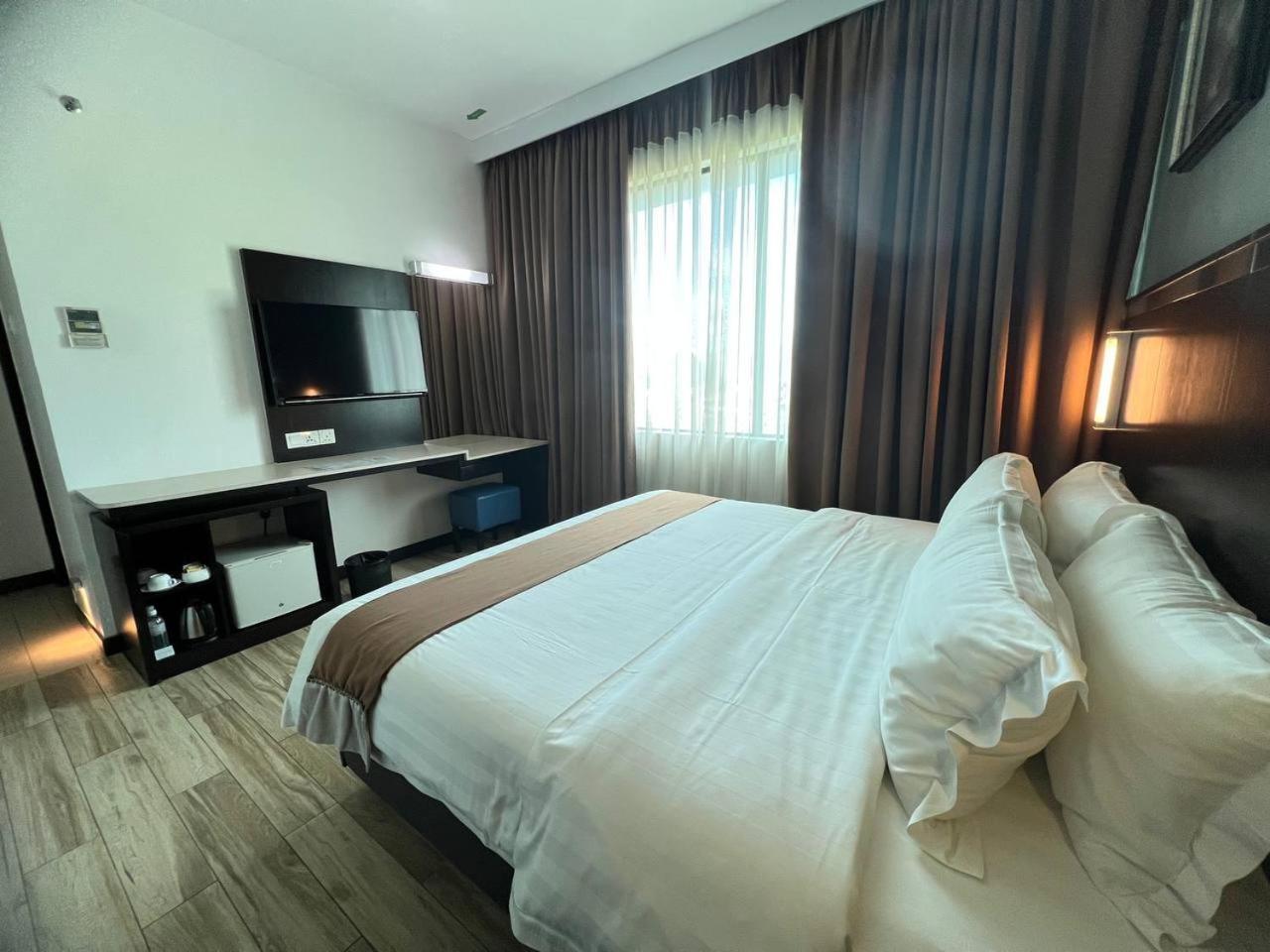 Dreamtel Kota Kinabalu Hotel Exterior photo